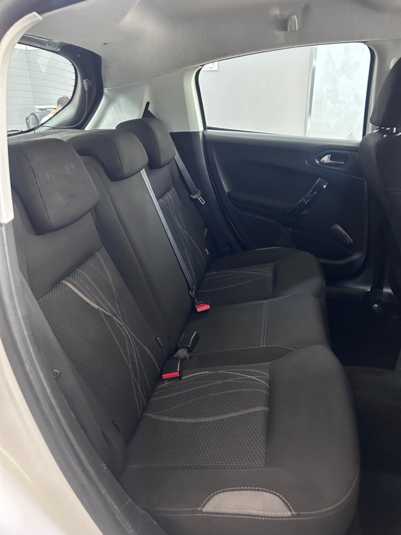 Peugeot 208 1.4 HDi 68 CV 5 porte Allure