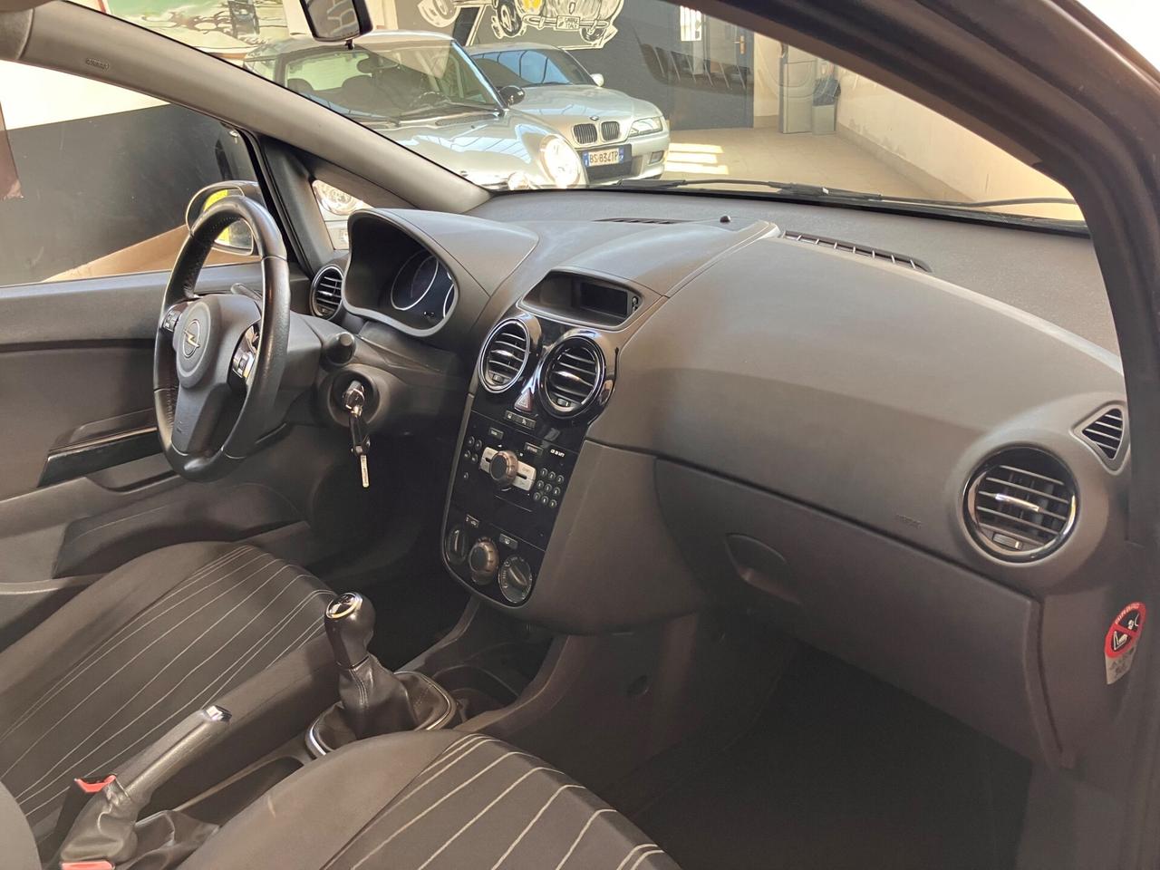 Opel Corsa 1.2 5 porte Cosmo NEOPATENTATI