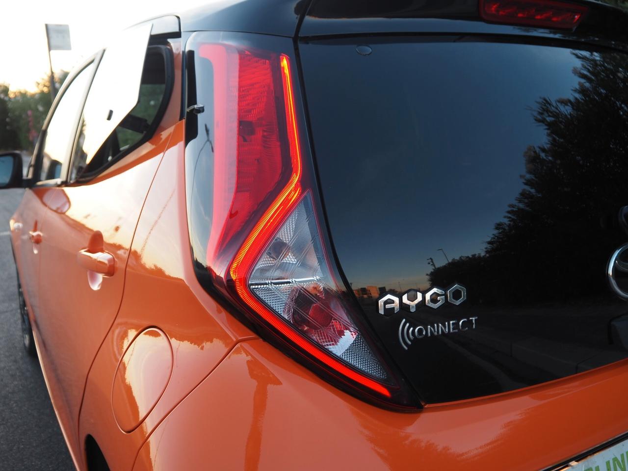 Toyota Aygo Connect orange 1.0 VVT-i 72 CV 5 porte x-wave