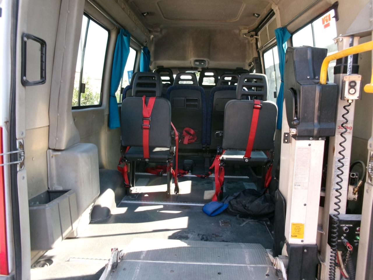 Iveco Daily 35-13 c 2.3 td 9 posti con pedana per persone disabili