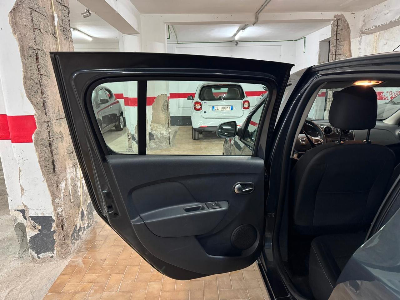 Dacia Sandero 1.0 Laureate NEOPATENTATI – Km Certificati – Garanzia 12 Mesi