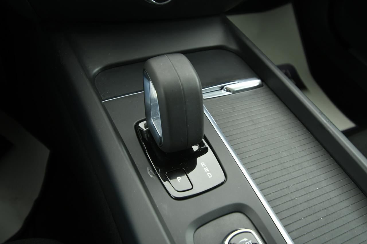 VOLVO V60 2.0 b4 Momentum Business auto NEOPATENTATI+C17"