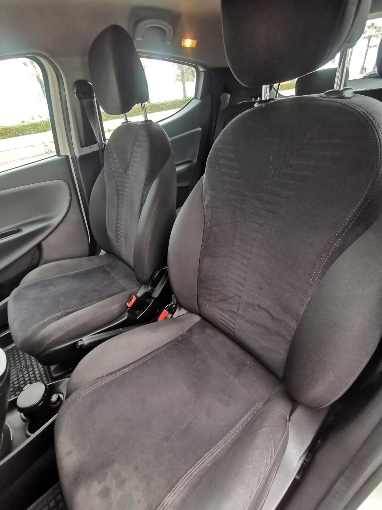 Lancia Ypsilon 1.2 69 CV 5P. Silver 2013