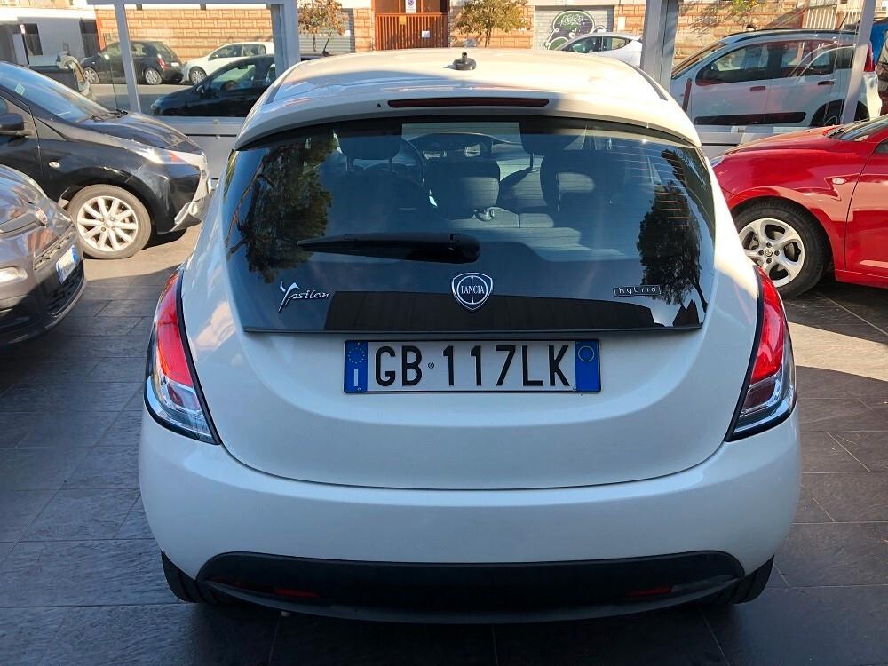 Lancia Ypsilon 1.0 FireFly 5 porte S&S Hybrid Ecochic Silver