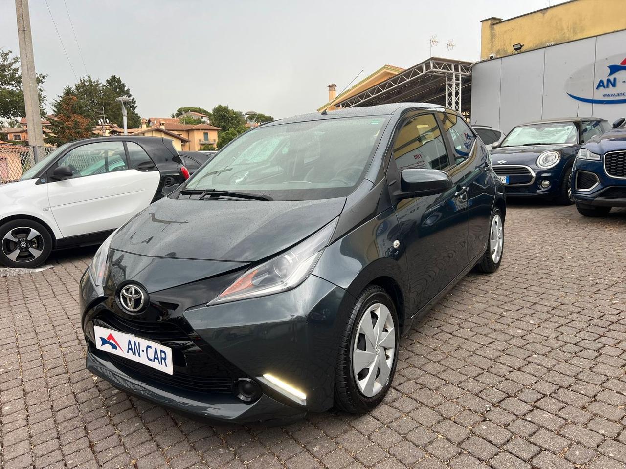 Toyota Aygo 5 Porte 1.0 x-play Automatica