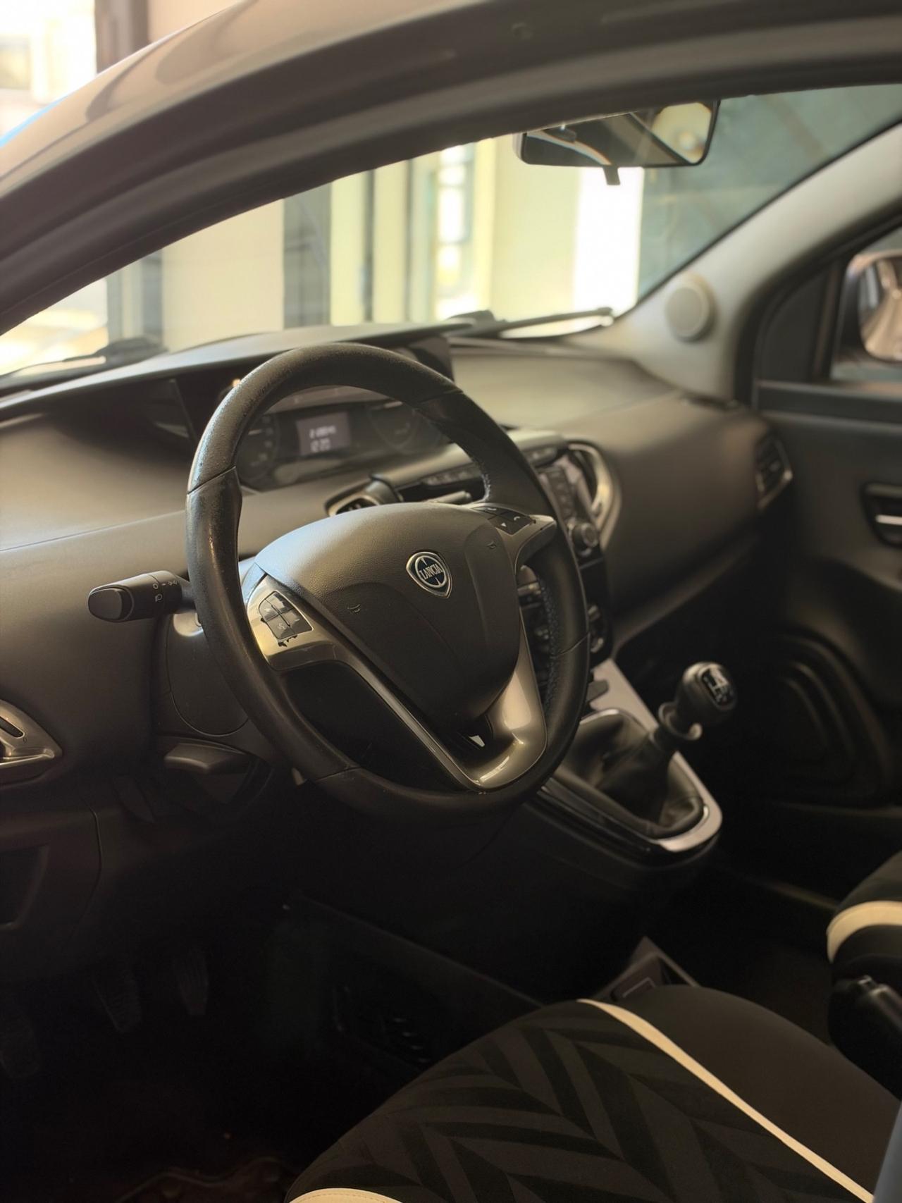 Lancia Ypsilon 1.2 69 CV 5 porte GPL Ecochic Silver