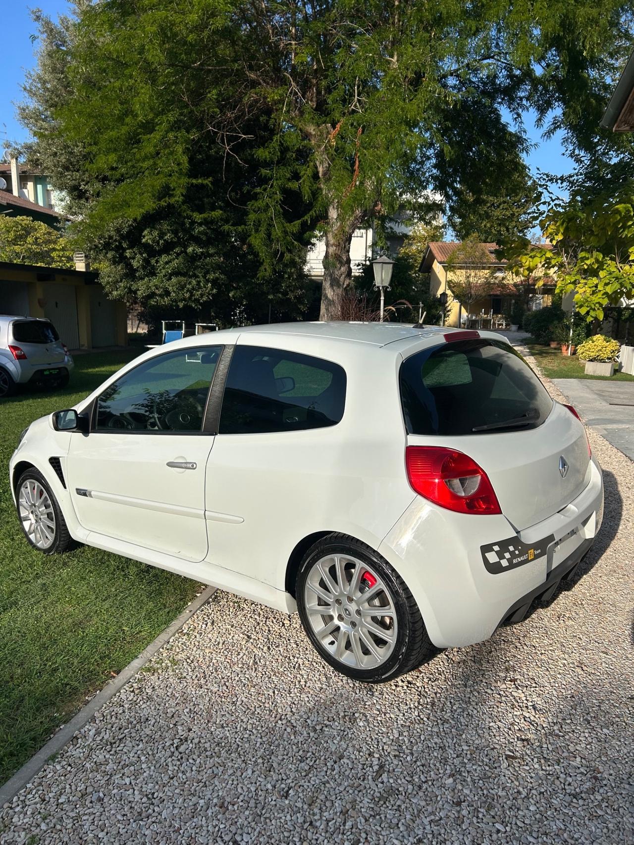 Renault Clio RS F1 Team R27