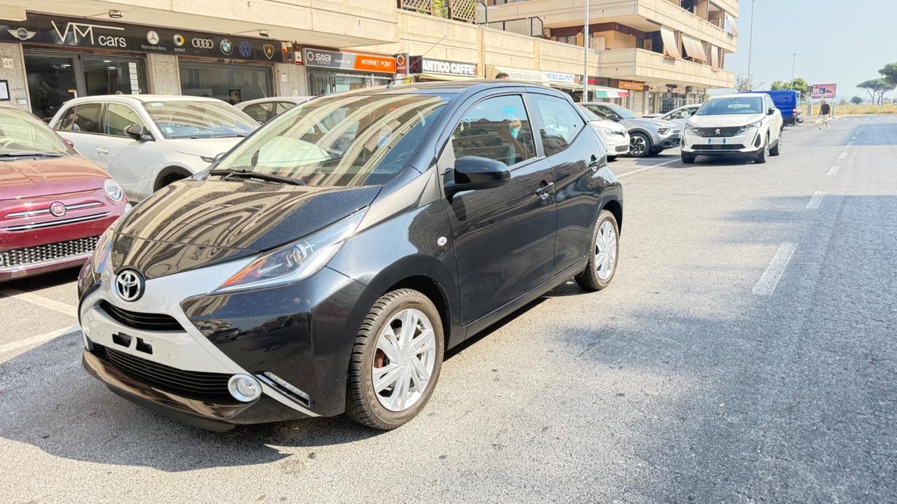Toyota Aygo 1.0 VVT-i 69 CV 5 porte x-PLAY LED CAR PLAY KAMERA PDC BLUETOOH CERCHI 16