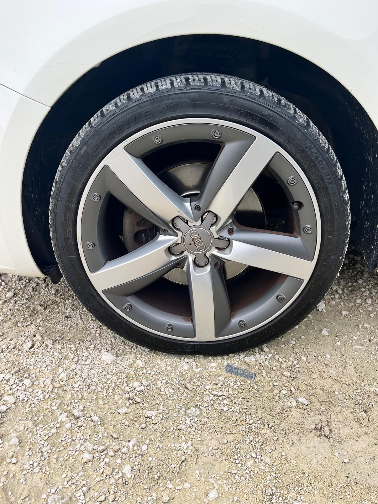 Audi A1 1.6 TDI anno 2011 fari uxeno