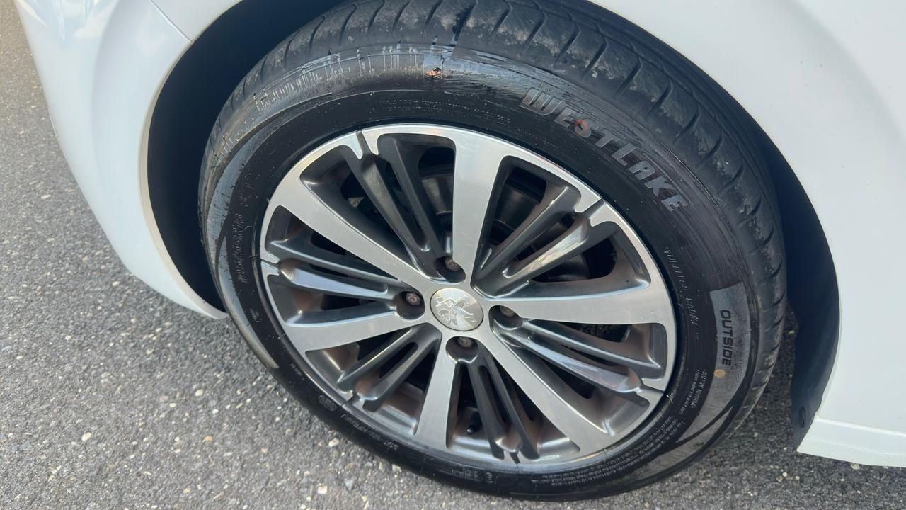 Peugeot 208 BlueHDi 100 5 porte Allure