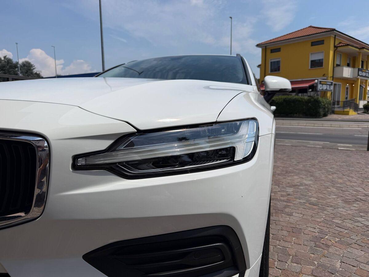Volvo V60 2.0 b3 Momentum Business auto 8m my21