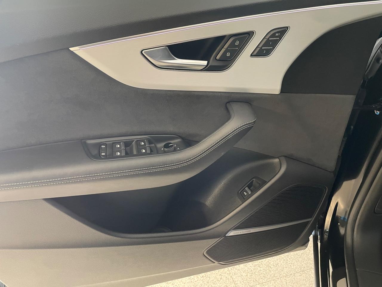 Audi Q8 50 TDI 286 CV S-Line Matrix Soft Close Cerchi 23"