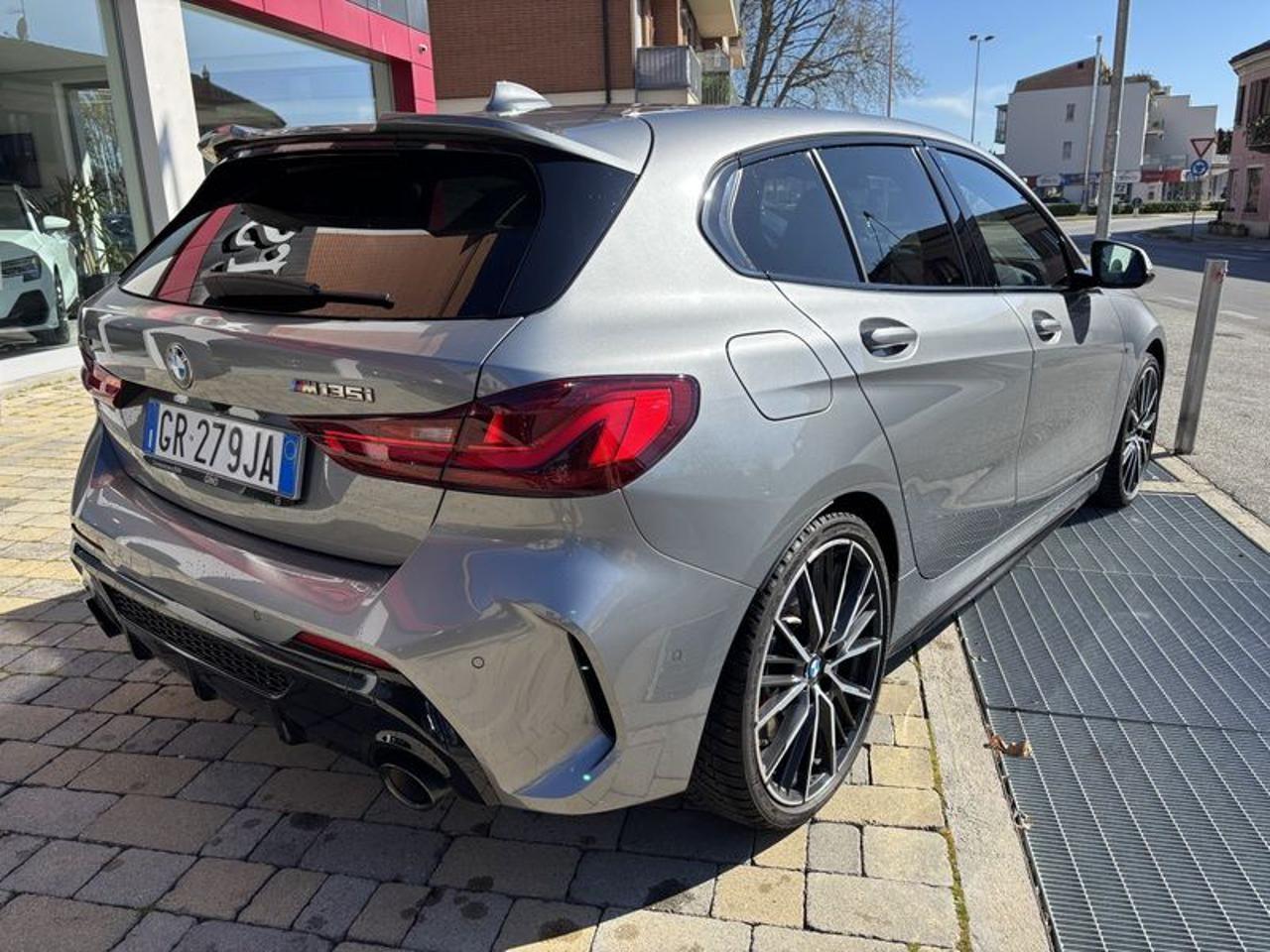 BMW 135 i xDrive NAVI-FULL LED-CAM-19"