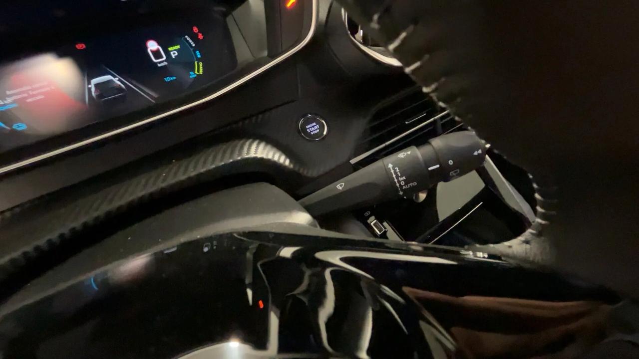Peugeot 2008 motore elettrico 136 CV Allure Pack