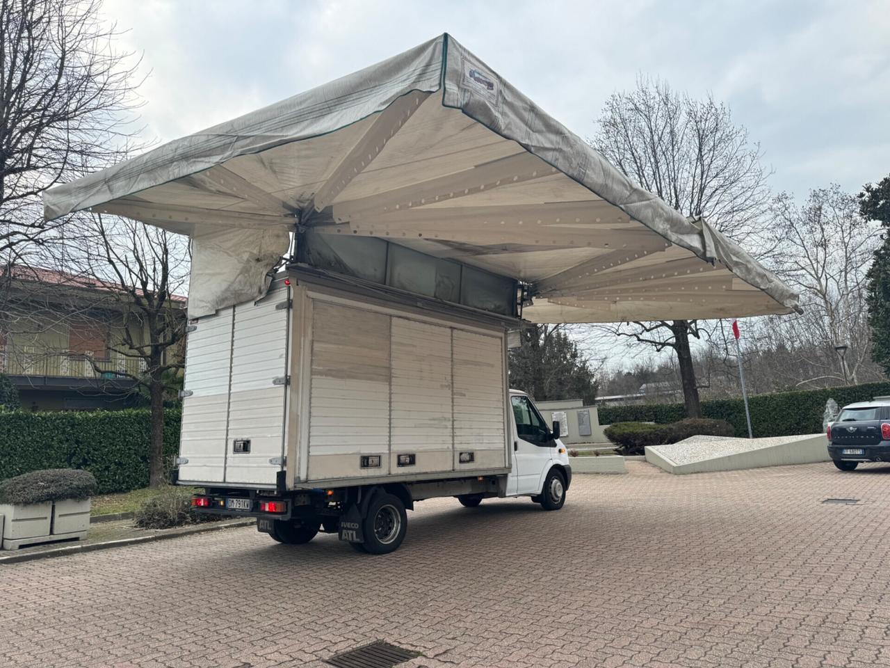 Ford transit furgonato con tenda elettrica