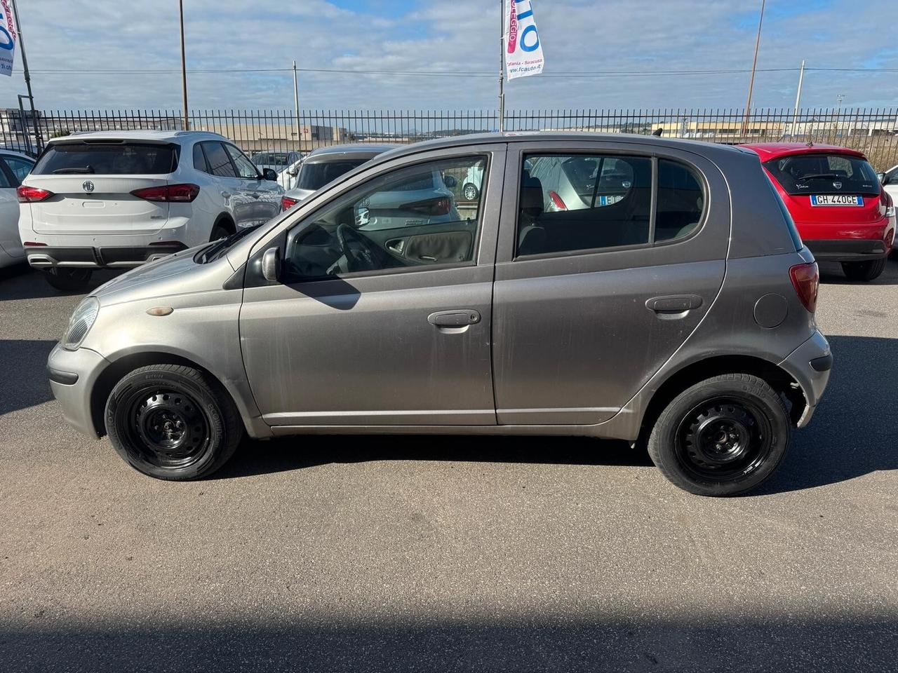 Toyota Yaris 1.0i VETTURA IN BUONE CONDIZIONI