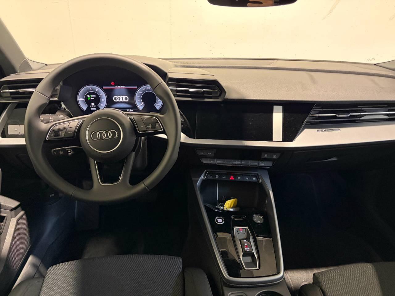 AUDI A3 SPORTBACK 40 TFSIe S-TRONIC BUSINESS ADVANCED