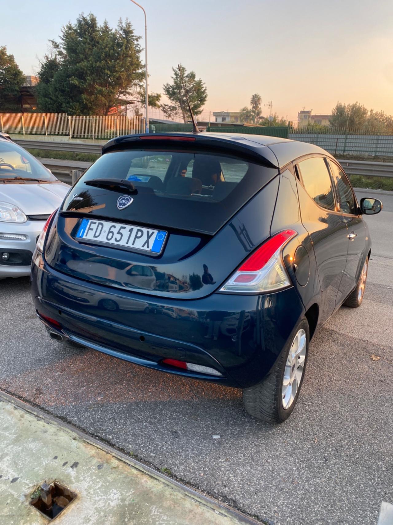 Lancia Ypsilon 1.2 69 CV 5 porte GPL Ecochic Silver