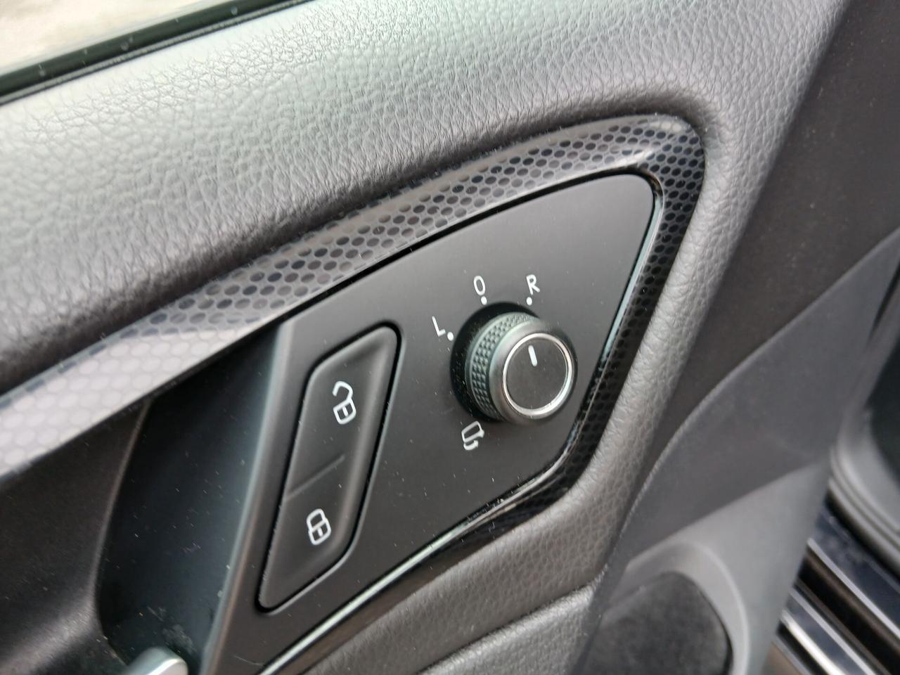 Volkswagen Golf 1.6 TDI 110 CV DSG 5p. Executive con Led tua a € 199 mese