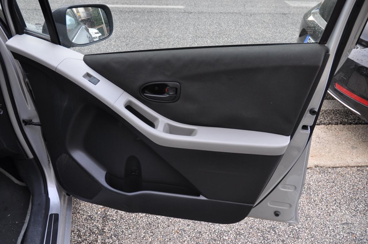 Toyota Yaris 1.0 5 porte NEOPATENTATI