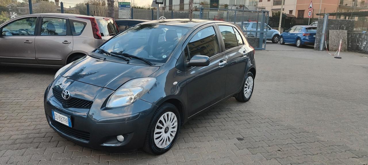 Toyota Yaris 1.0 5 porte benzina da vetrina