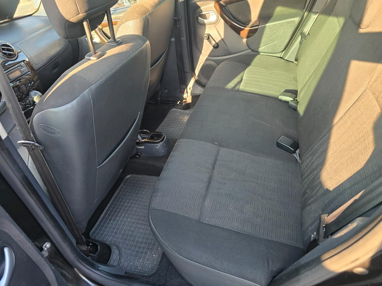 Dacia Duster 1.6 GPL di serie 110cv Lauréate