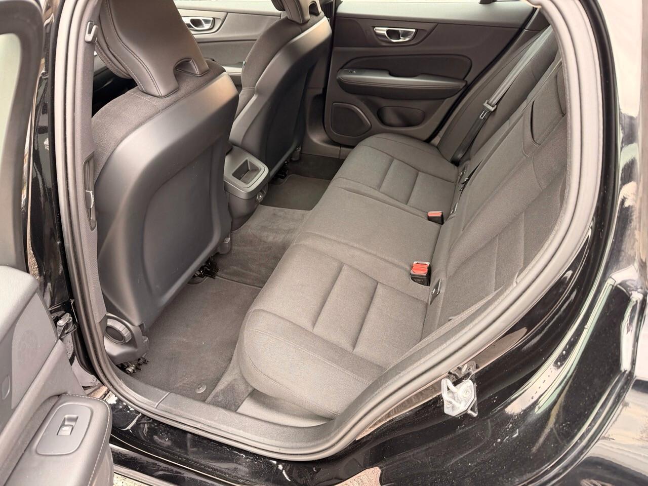 Volvo V60 2.0 b4 D 197 cv Momentum Business Pro auto