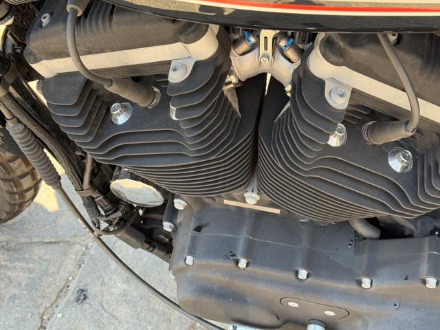 HARLEY-DAVIDSON 883 Sportster R XL 883 R