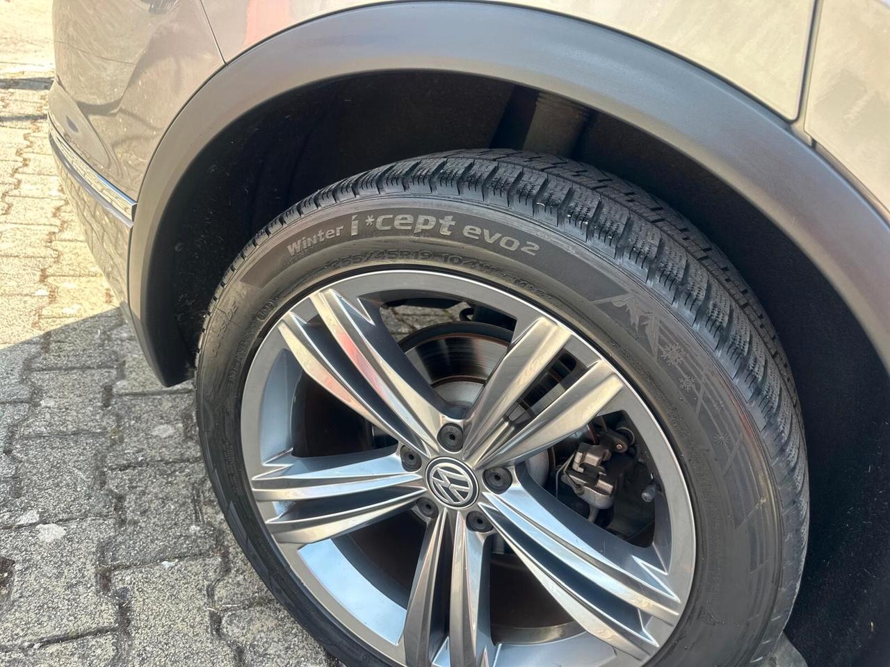 Volkswagen Tiguan 2.0 TDI SCR Sport R-Line interno ed esterno cambio manuale