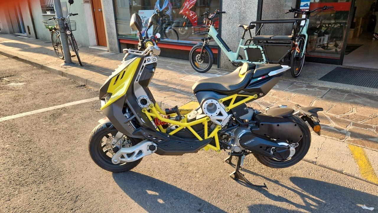 Italjet Dragster 125 KM0 a Euro 4490 - nei colori giallo/antracite o nero/grigio