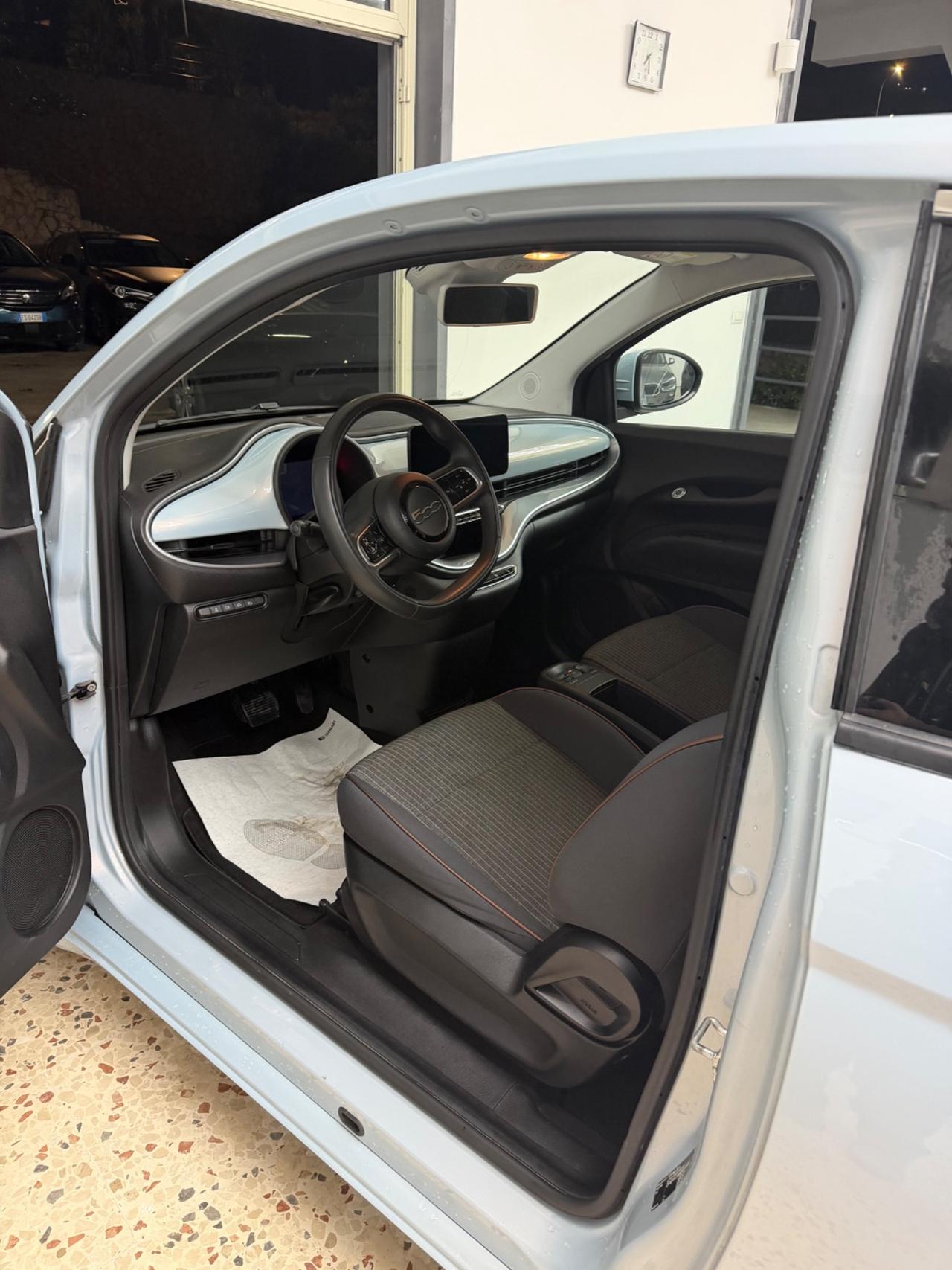 Fiat 500 500e Berlina 42 kWh La Prima