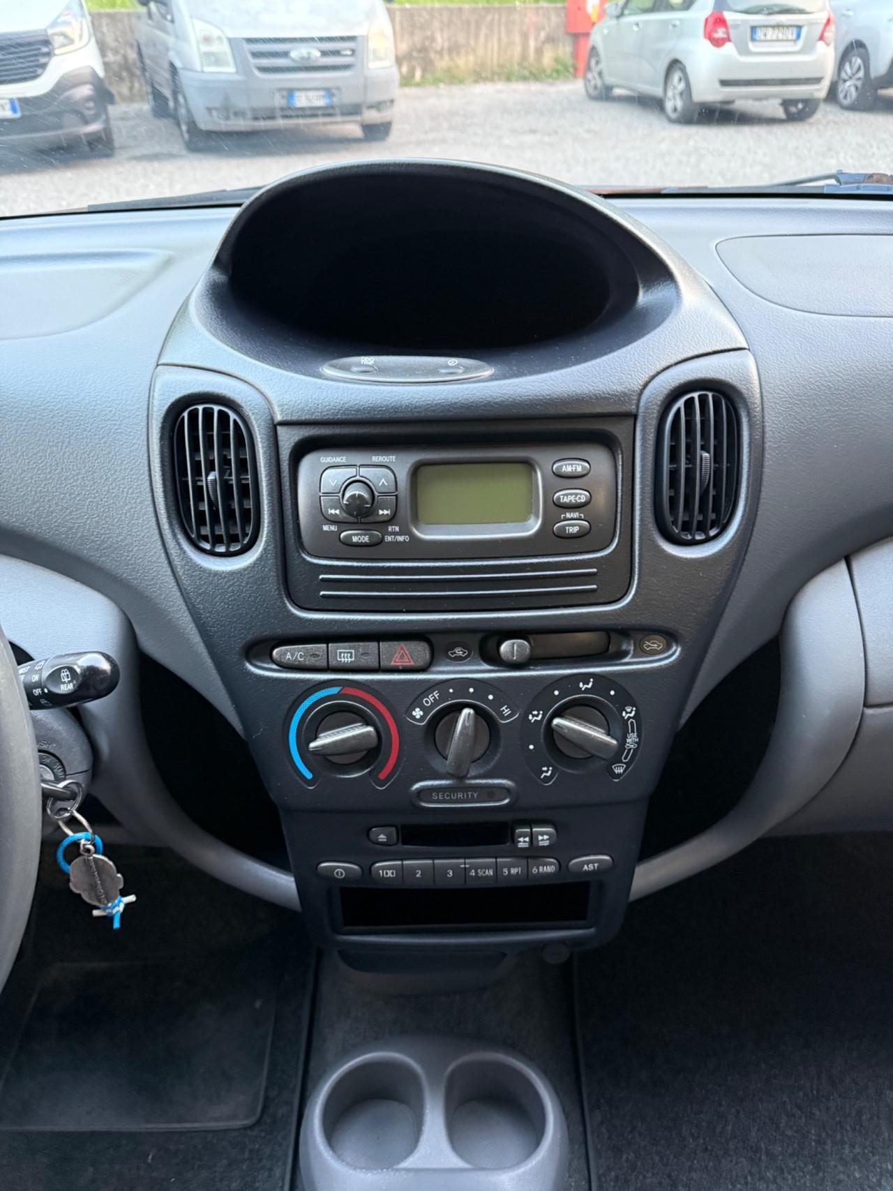 Toyota Yaris 1.3i 16V cat 5 porte Luna