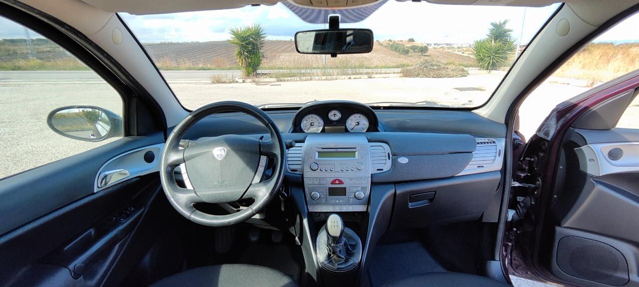 Lancia Ypsilon 1.3 MJT 75 CV Versus