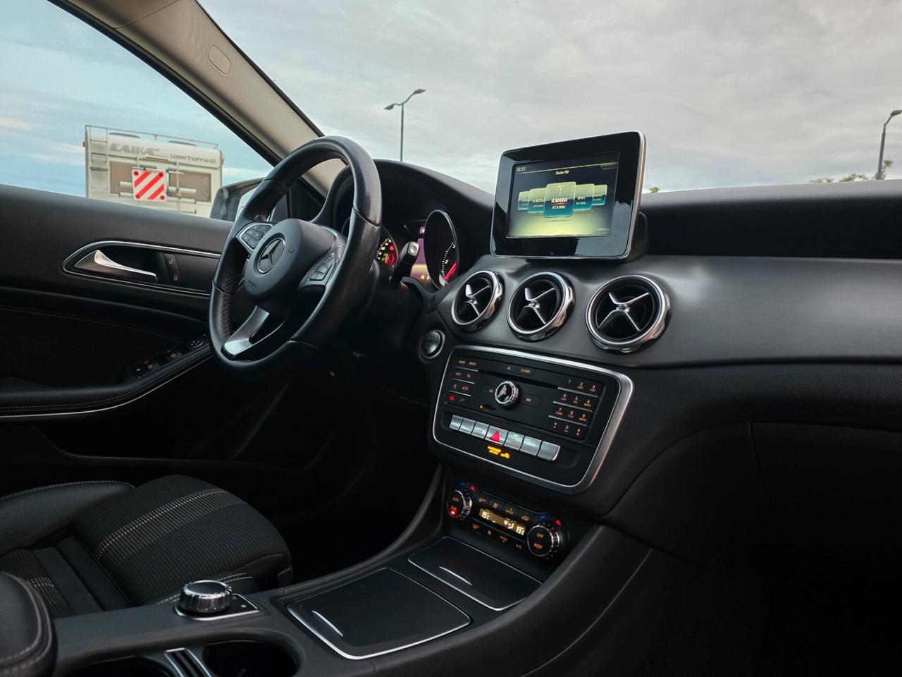 Mercedes-benz GLA 180 d Premium