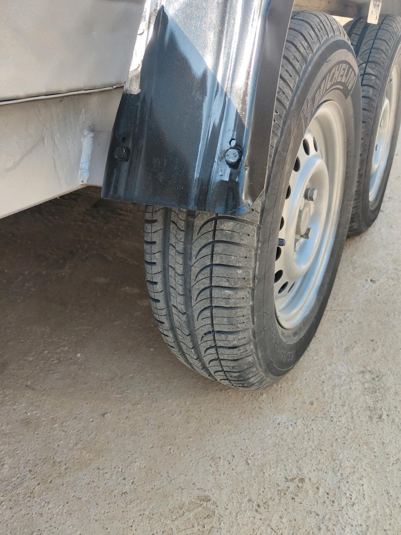 Rimorchio auto basculante con rampe