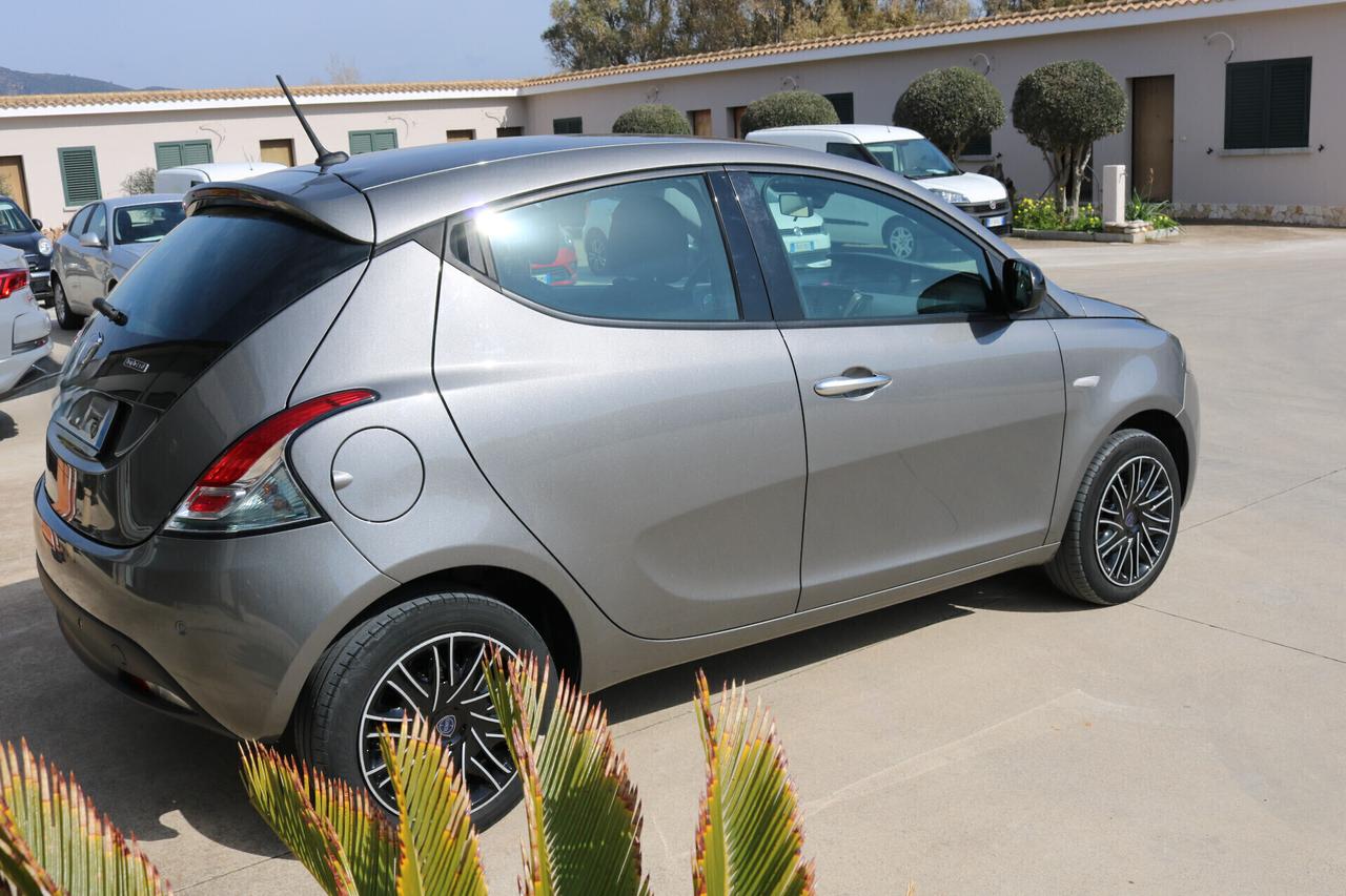 Lancia Ypsilon 1.0 FireFly 5 porte S&S Hybrid Gold