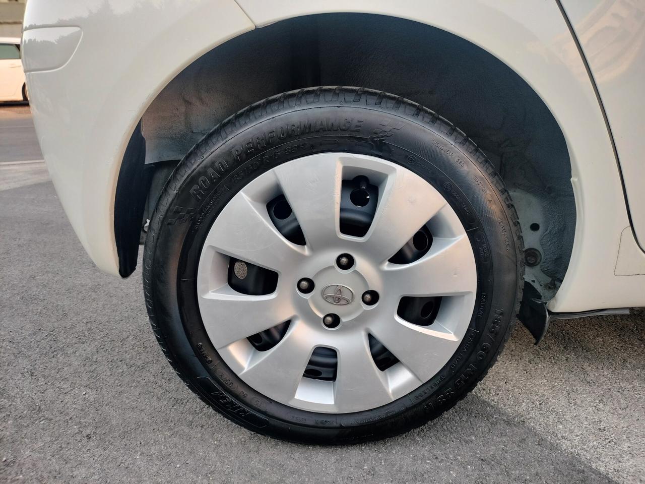 Toyota Yaris 1.0 5 porte Sol