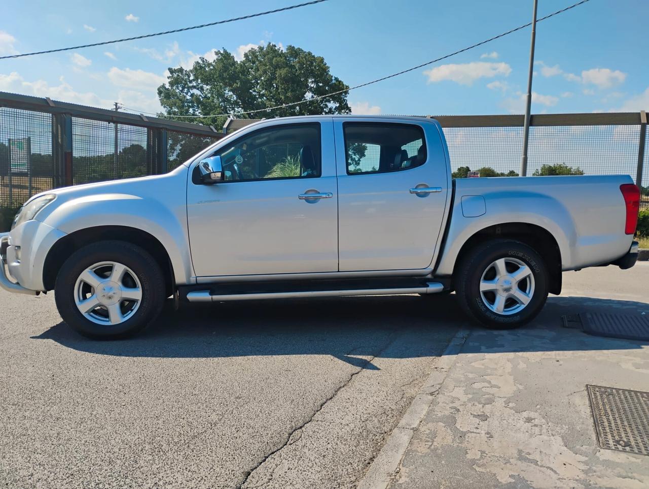 Isuzu D-Max 2.5 Dop Cab Quasar A/T 4WD GANCIO TRAINO