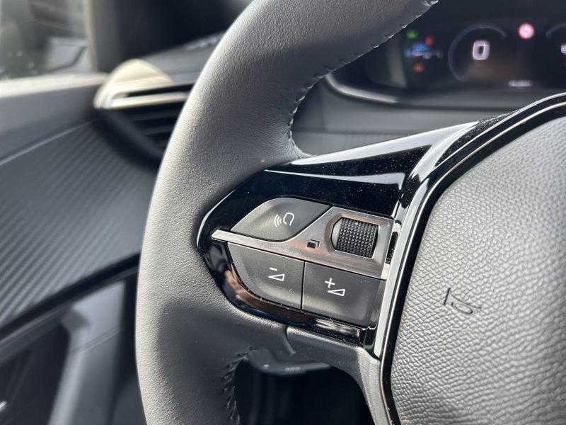 Peugeot 2008 PureTech 100 Allure NAVI + KEYLESS + CAMERA 360°