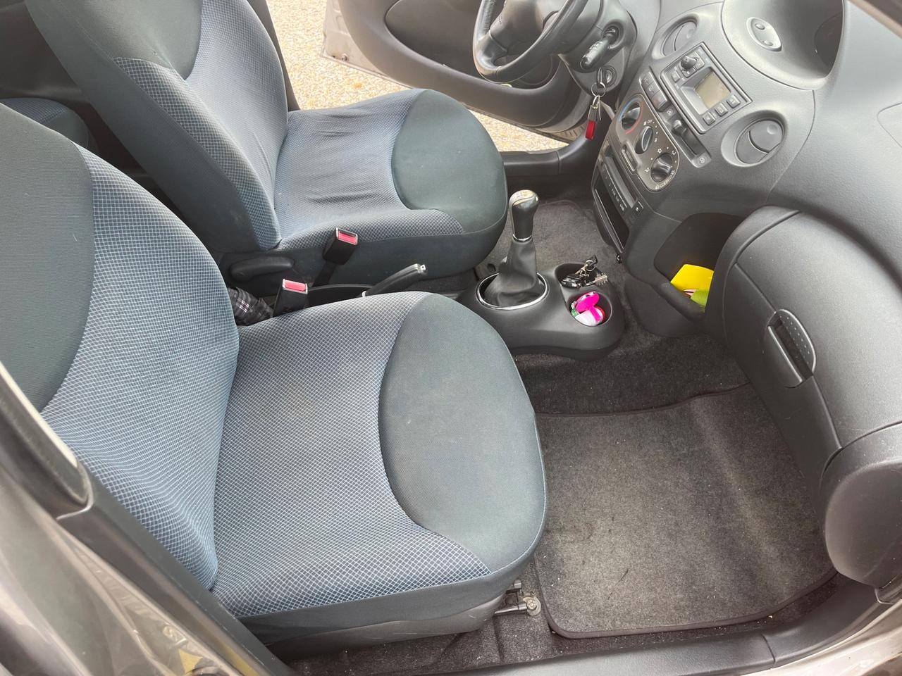 Toyota Yaris 1.0i 16V cat 5 porte Sol