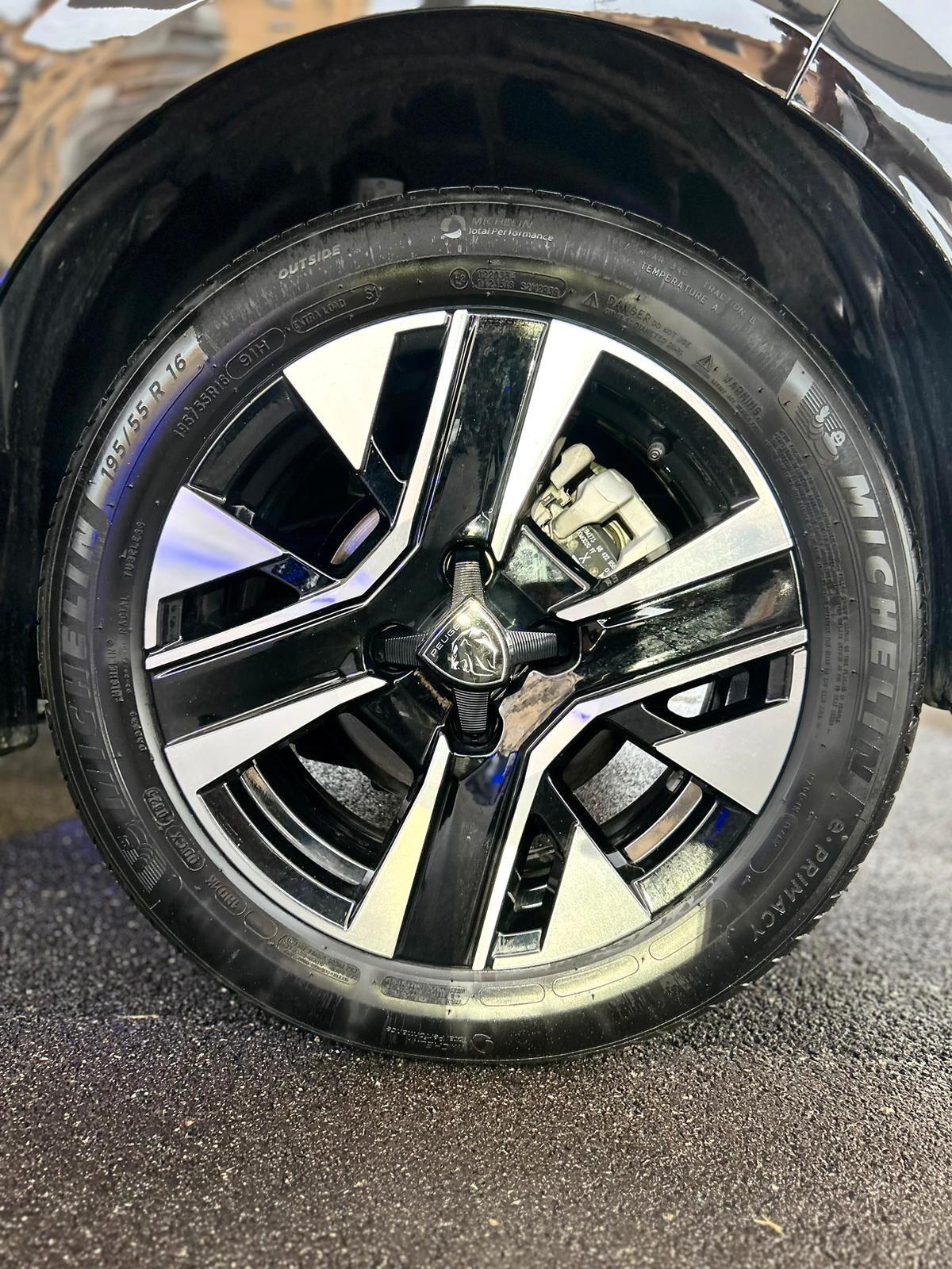 Peugeot 208 PureTech 1.2 benzina 100 cv Stop&Start 5 porte Allure