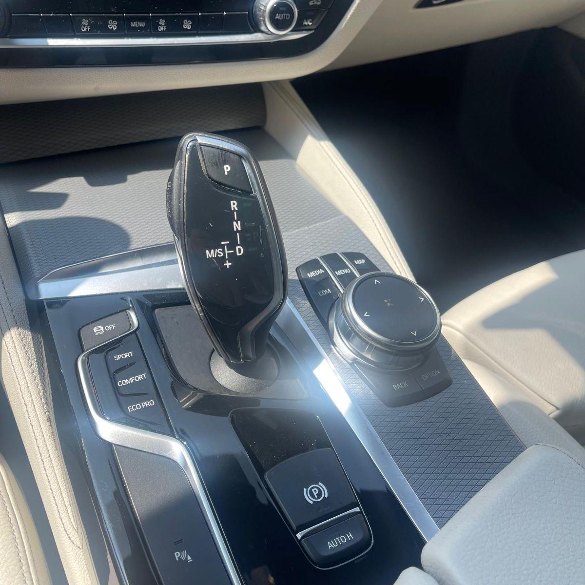 BMW - Serie 5 - 520d Msport
