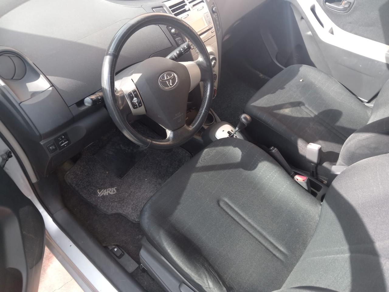 Toyota Yaris 1.3 5 porte Luna cambio automatico