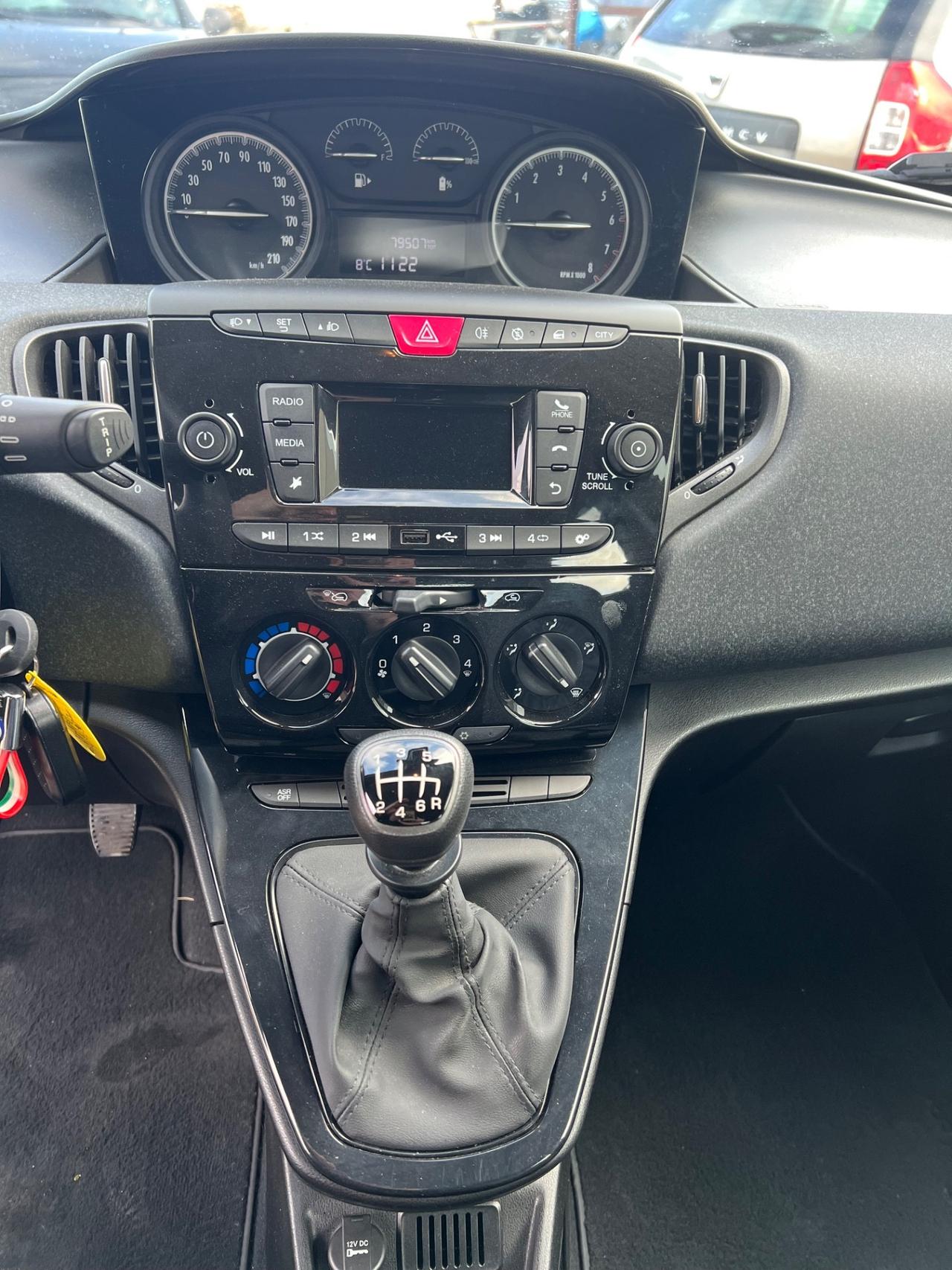 Lancia Ypsilon 1.0 FireFly 5 porte S&S Hybrid Ecochic Silver