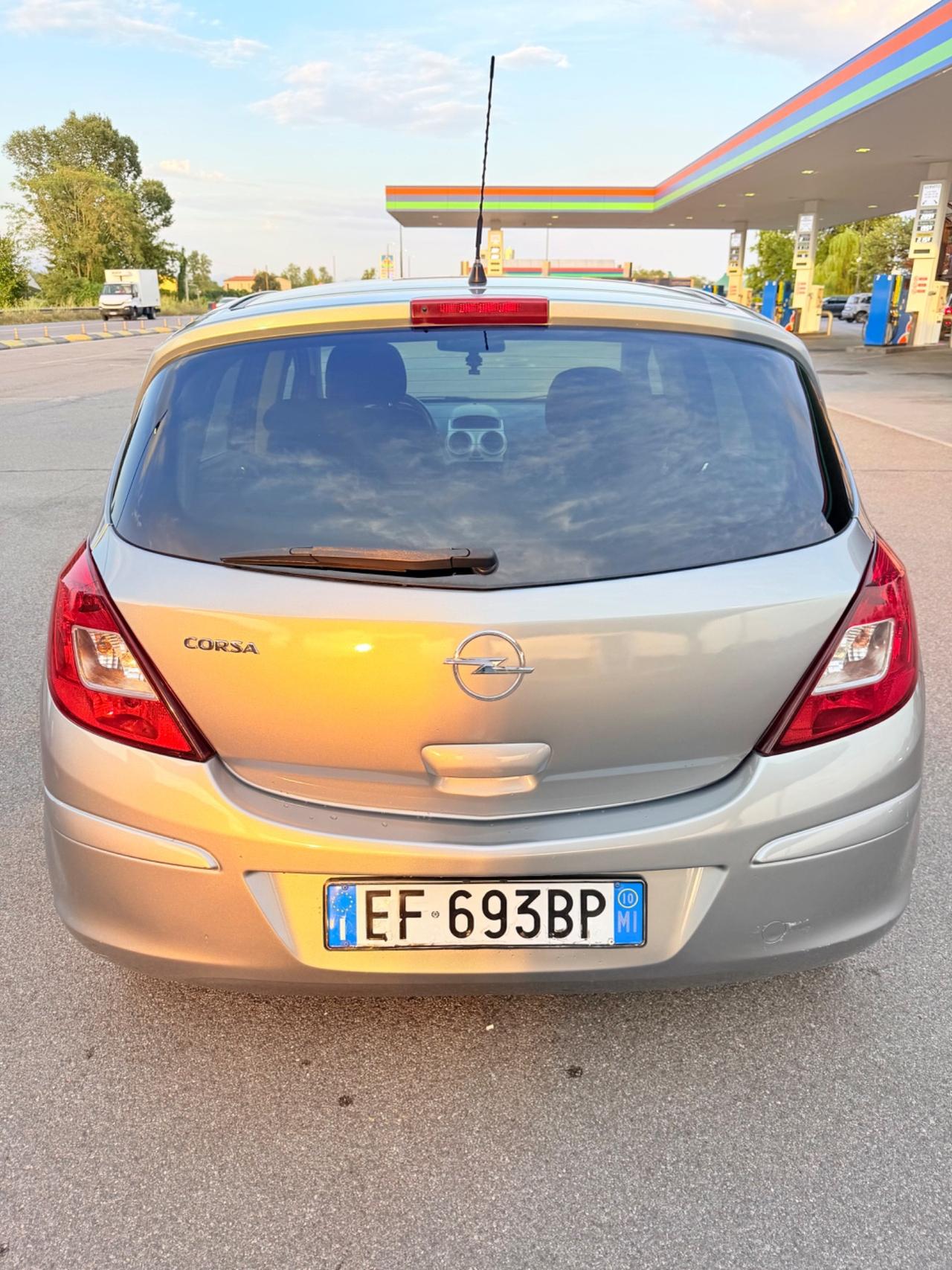 Opel Corsa 1.2 5 porte Cosmo