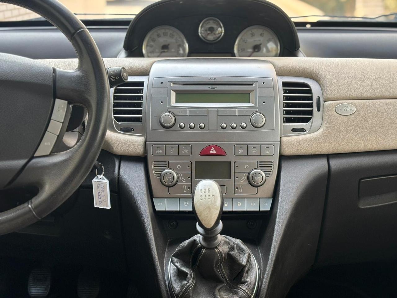 Lancia Ypsilon 1.4 16V Platino