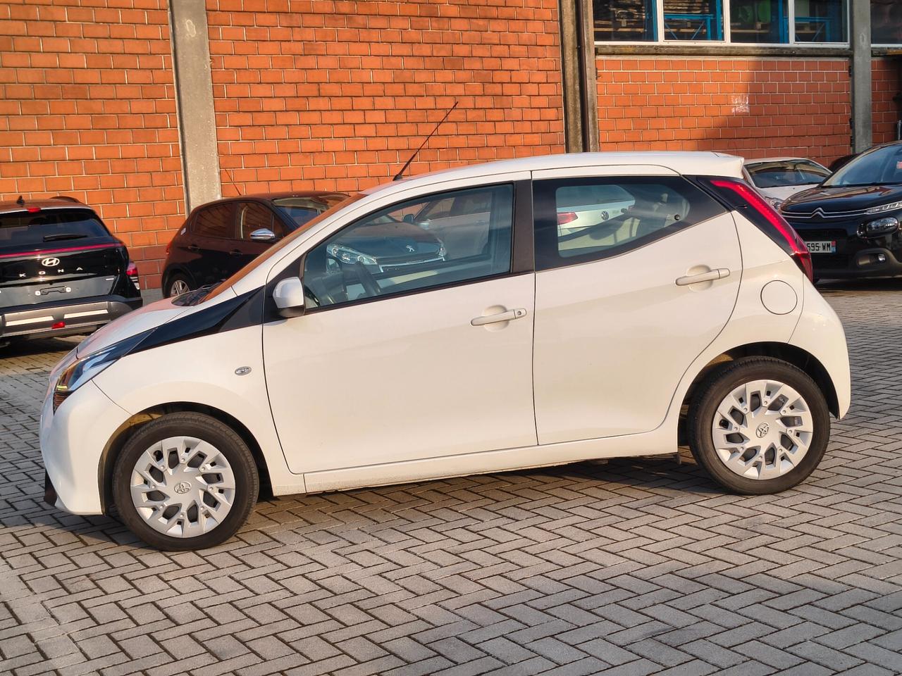 Toyota Aygo Connect 1.0 VVT-i 72 CV 5 porte x-fun