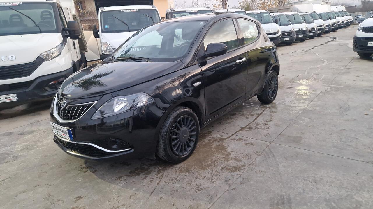 Lancia Ypsilon 1.0 FireFly 5 porte S&S Hybrid Ecochic Silver