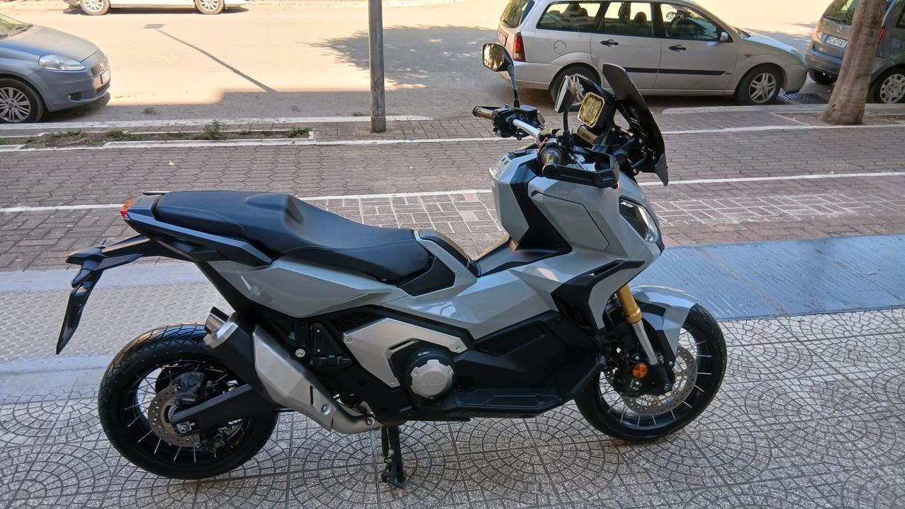 HONDA X-ADV 750 PARI AL NUOVO KM. CERTIFICATI