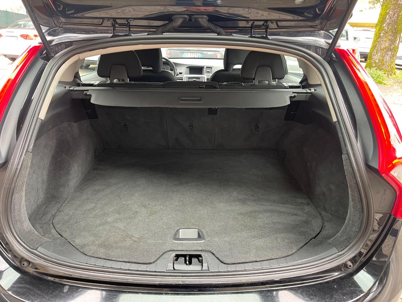 Volvo V60 D2 R-design Momentum NEO PATENTATI